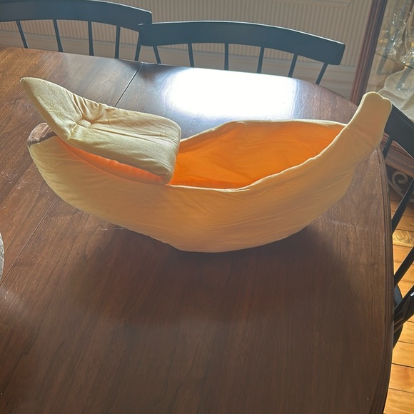 Adorable 🍌Banana dog or cat bed - Picture 2 of 3